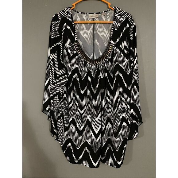 Avenue Tops - Avenue Black And White Chevron Print Detailed Neck Bat Wing Top Size 22/24